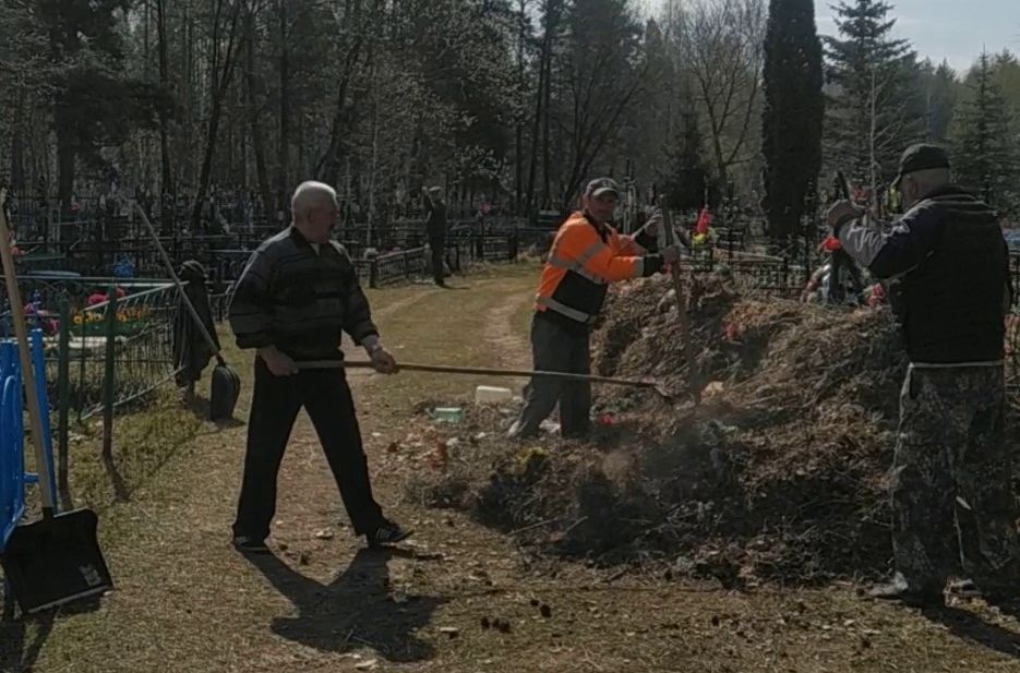 Горожане среагировали на сваленный на могилы мусор