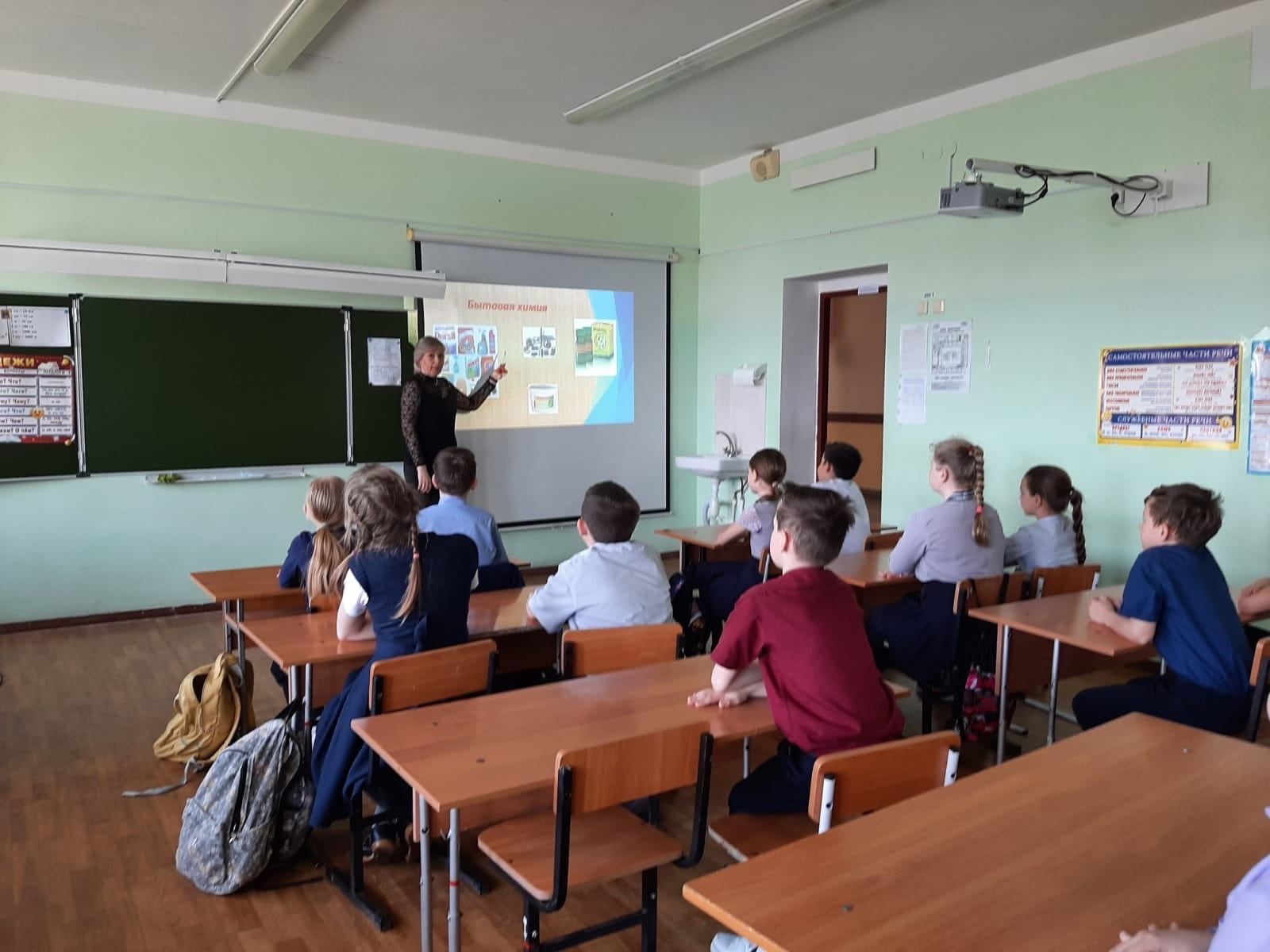 В Болгарской средней школе №2 проходят классные часы в рамках двухмесячника охраны труда