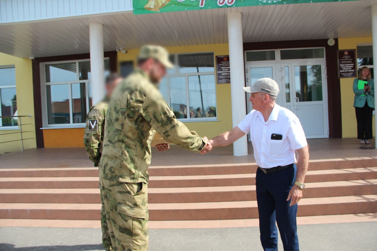 В первой городской школе учебная неделя началась с поднятия флагов