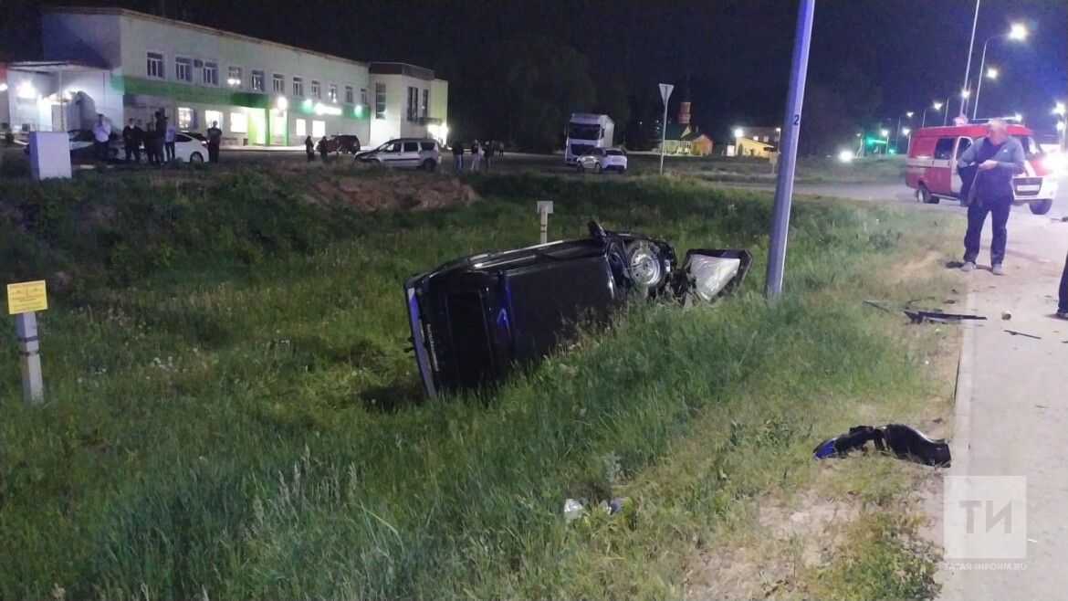 В Татарстане произошло столкновение машины скорой и легковушки