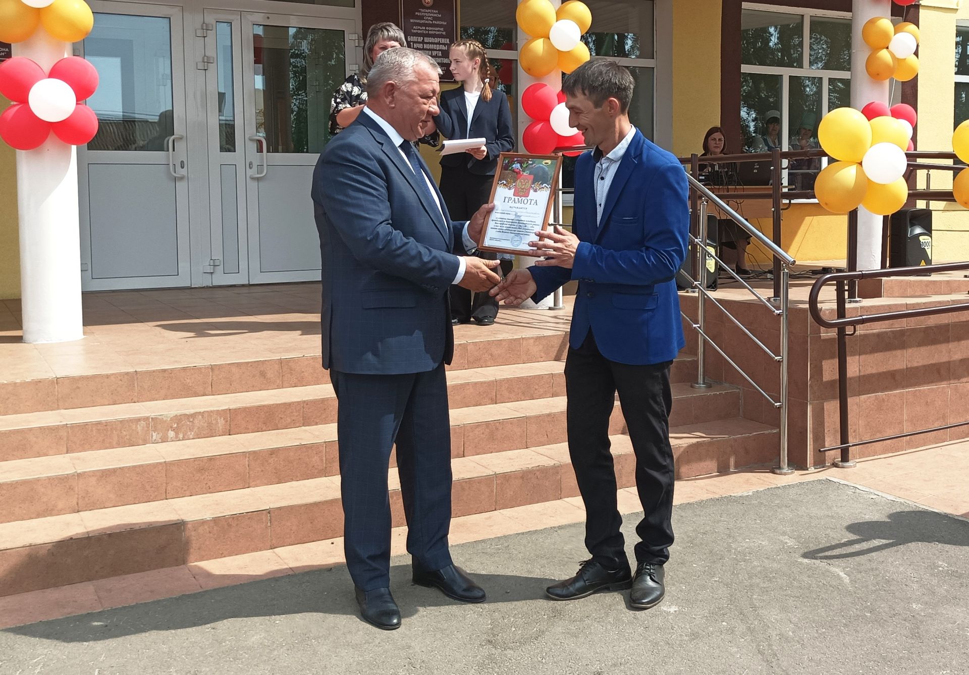 В Болгарской школе № 1 прозвенел последний звонок