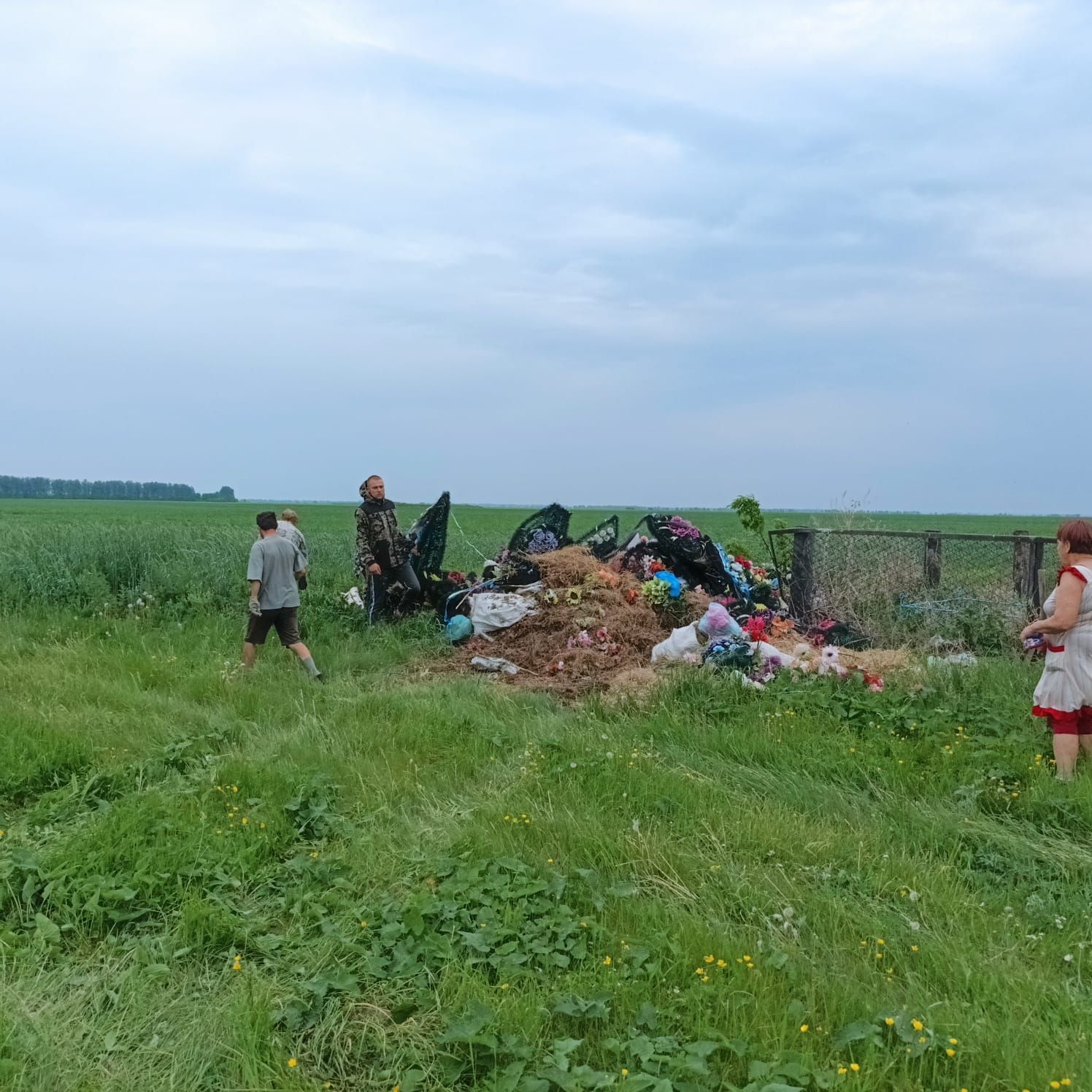 Жители Красного Вала убрались на кладбище
