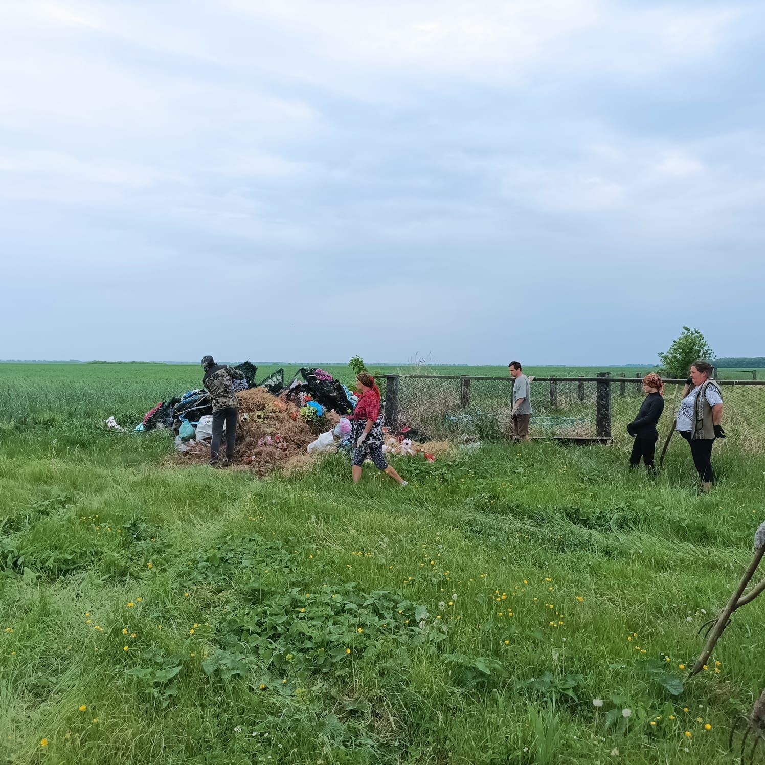 Жители Красного Вала убрались на кладбище