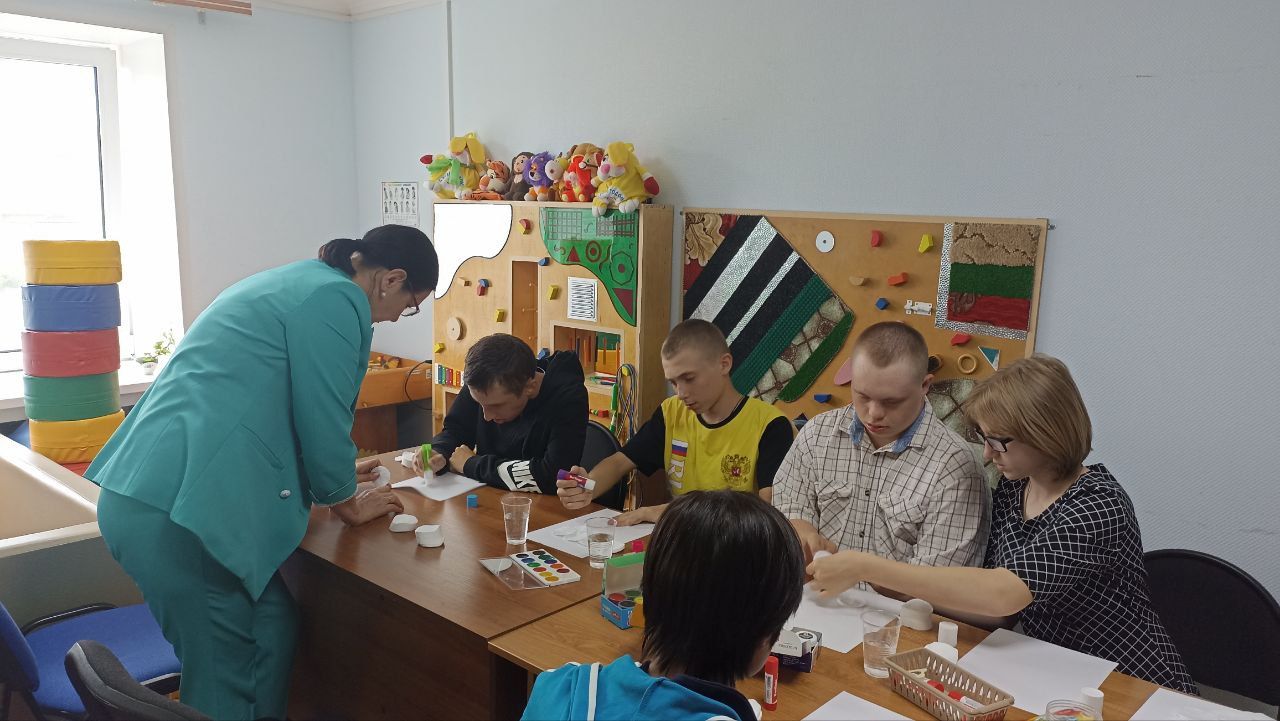 Для получателей соцуслуг группы дневного пребывания провели занятие «Фантазии из ватных дисков»