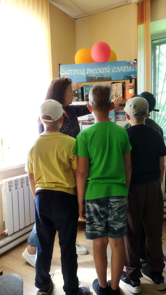 В читальном зале детской библиотеки оформлена книжная выставка-досье «Город русской славы»