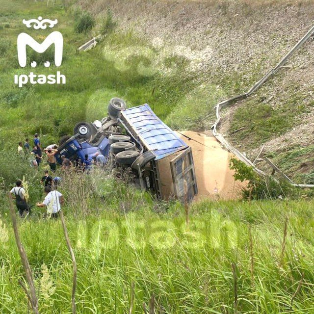 В Татарстане зерновоз опрокинулся с дороги, водитель погиб на месте