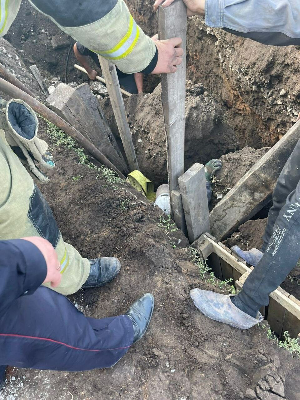 В Татарстане на рабочего обрушился грунт