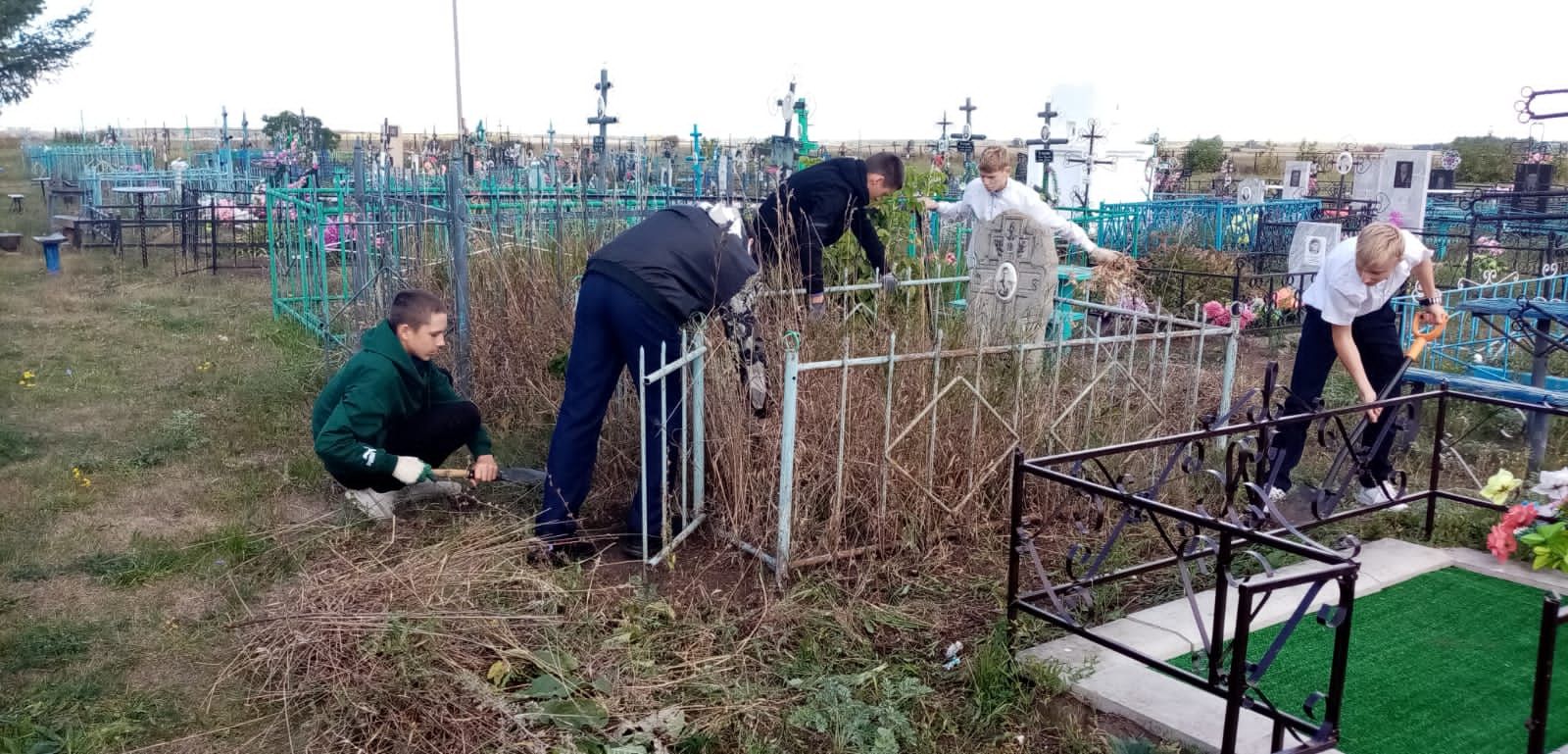 На ветеранских могилах в селе Ким провели уборку