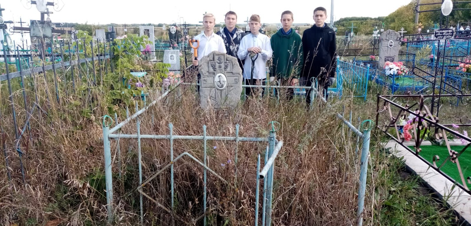 На ветеранских могилах в селе Ким провели уборку