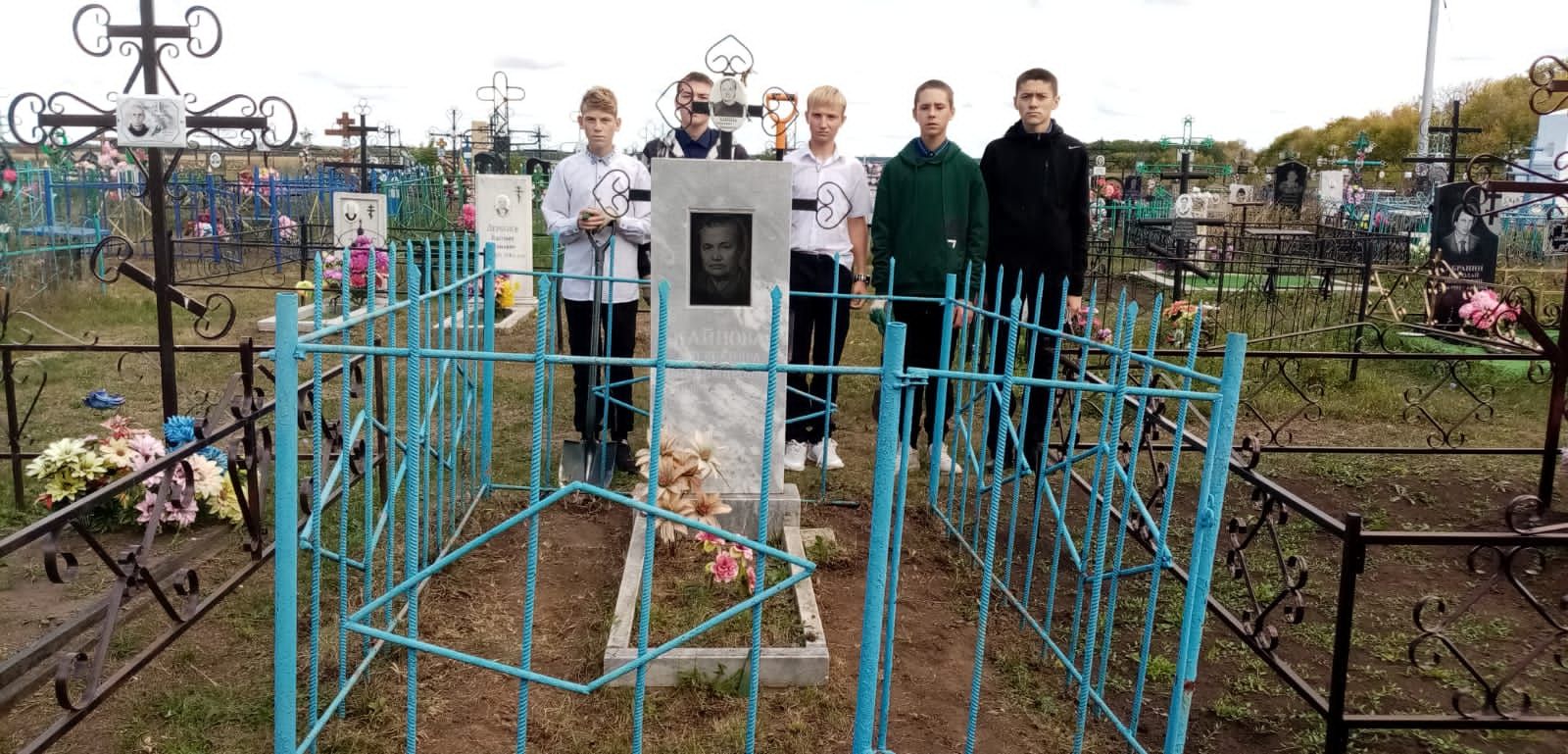 На ветеранских могилах в селе Ким провели уборку