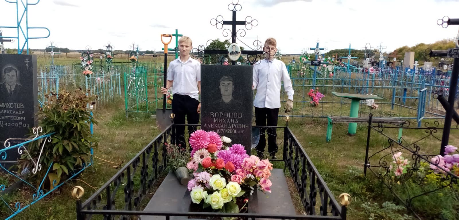 На ветеранских могилах в селе Ким провели уборку