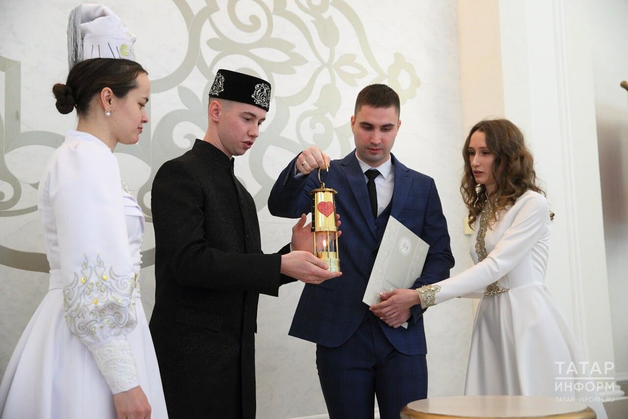 Молодожёнам в Казани был передан семейный огонь