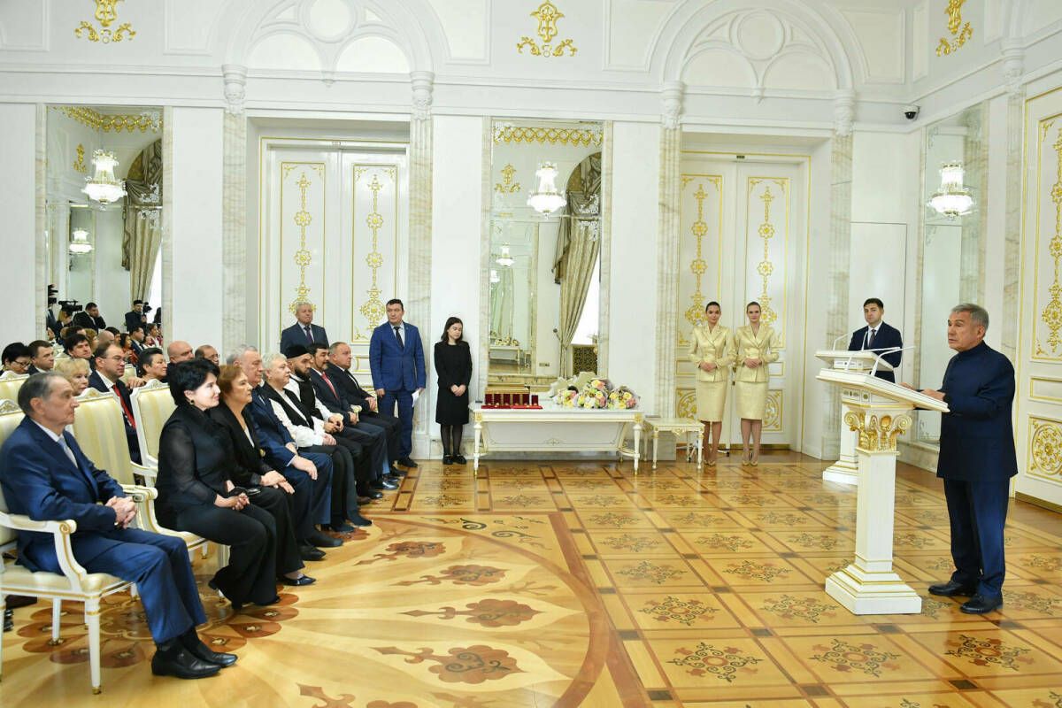 Раис Татарстана наградил граждан, реализующих социально значимые проекты