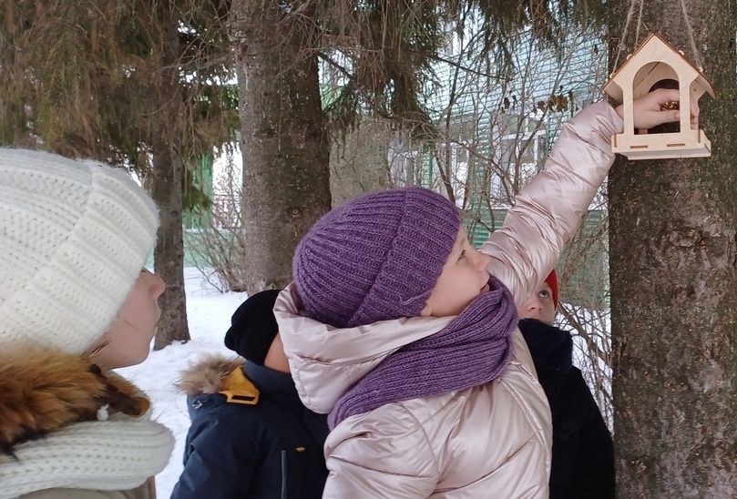 Школьники из села Полянки установили и наполнили зерном кормушки для птиц