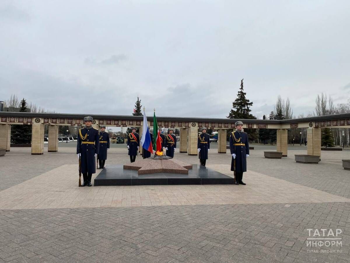 В Казани в парке Победы возложили цветы в честь Дня Героев Отечества