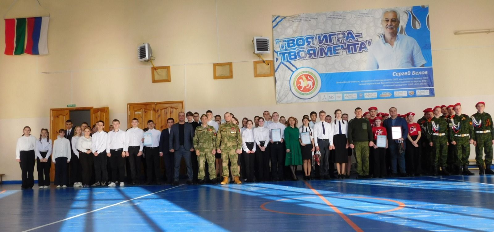 В центральном спортзале Болгара состоялся районный смотр строя и песни