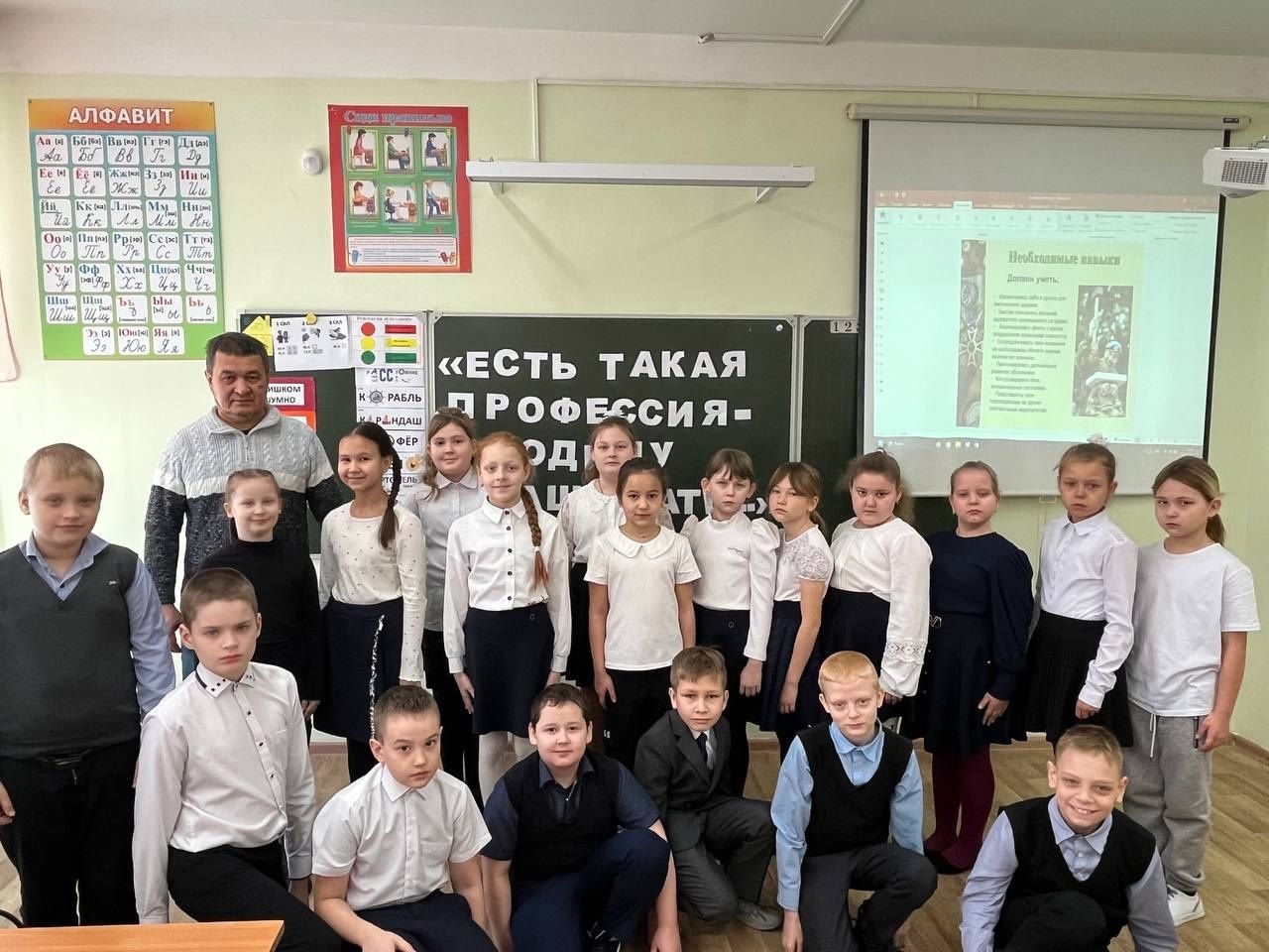 В Болгарской первой школе прошли классные часы «Есть такая профессия – Родину защищать…»