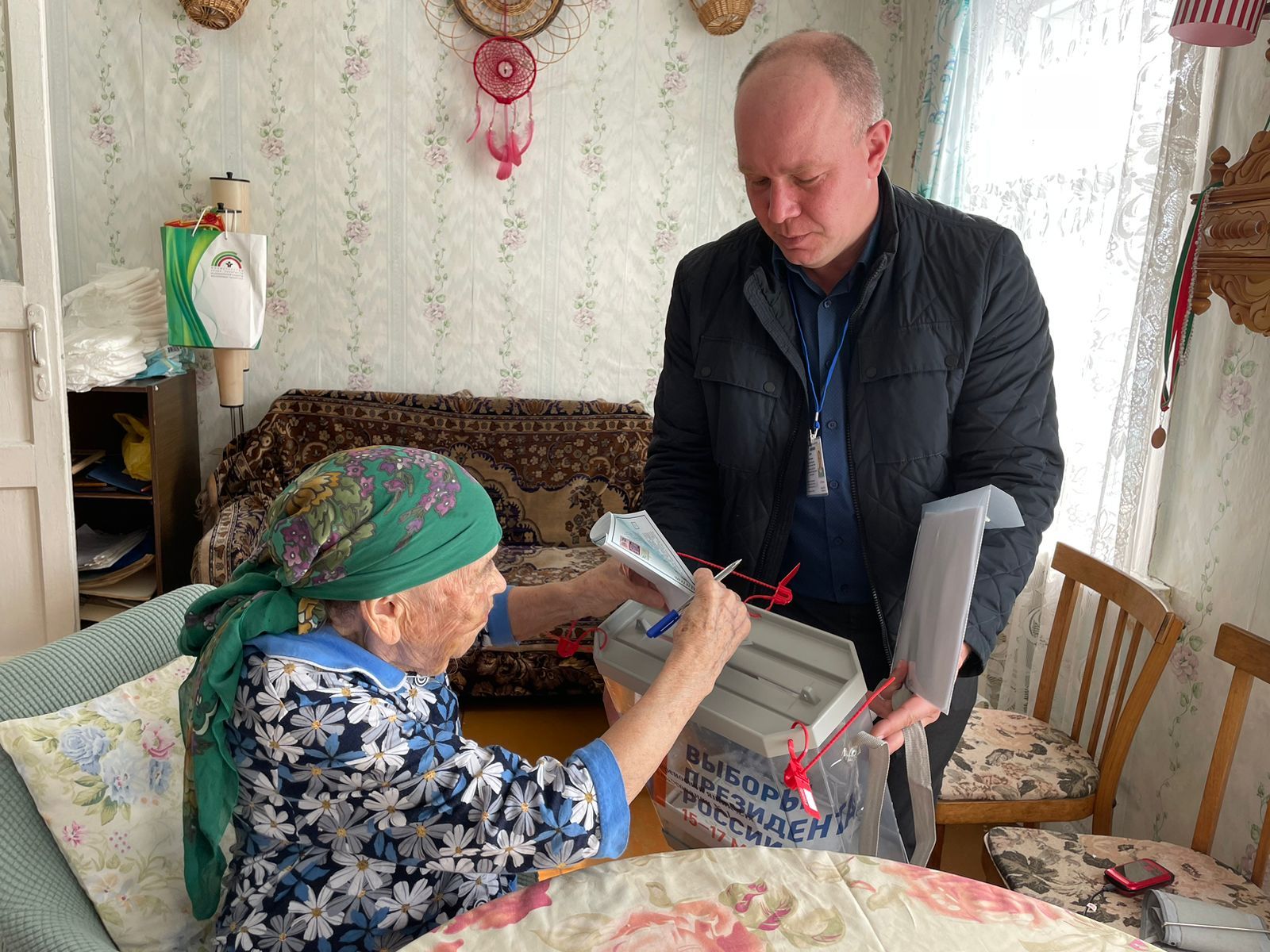 Мать прокурора Марий Эл Мамдуда Бикбулатова проголосовала на дому
