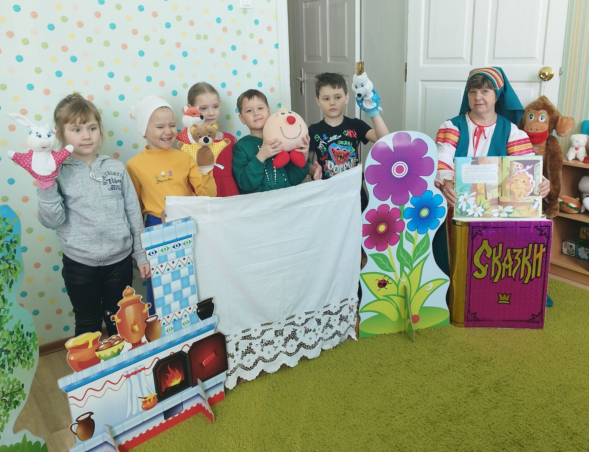 «Родничок» балалары театр көнен билгеләп үттеләр