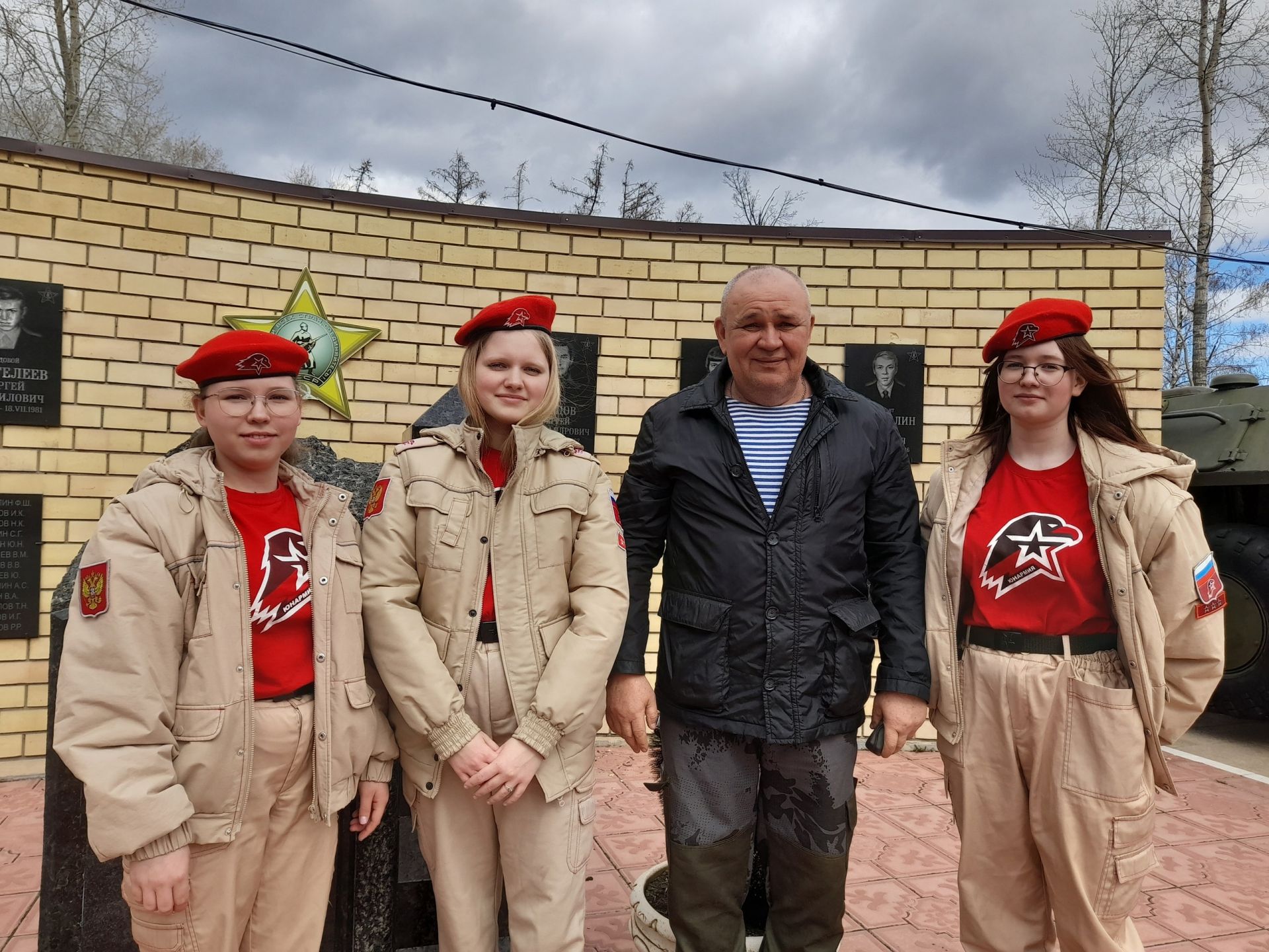 Болгарские юнармейцы проявили заботу о памятнике воинам-интернационалистам