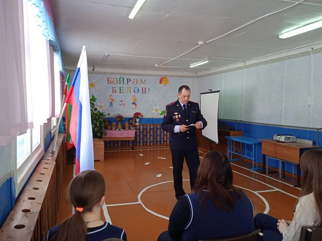 Сотрудник ОМВД провёл профилактическую беседу с учениками Бураковской школы