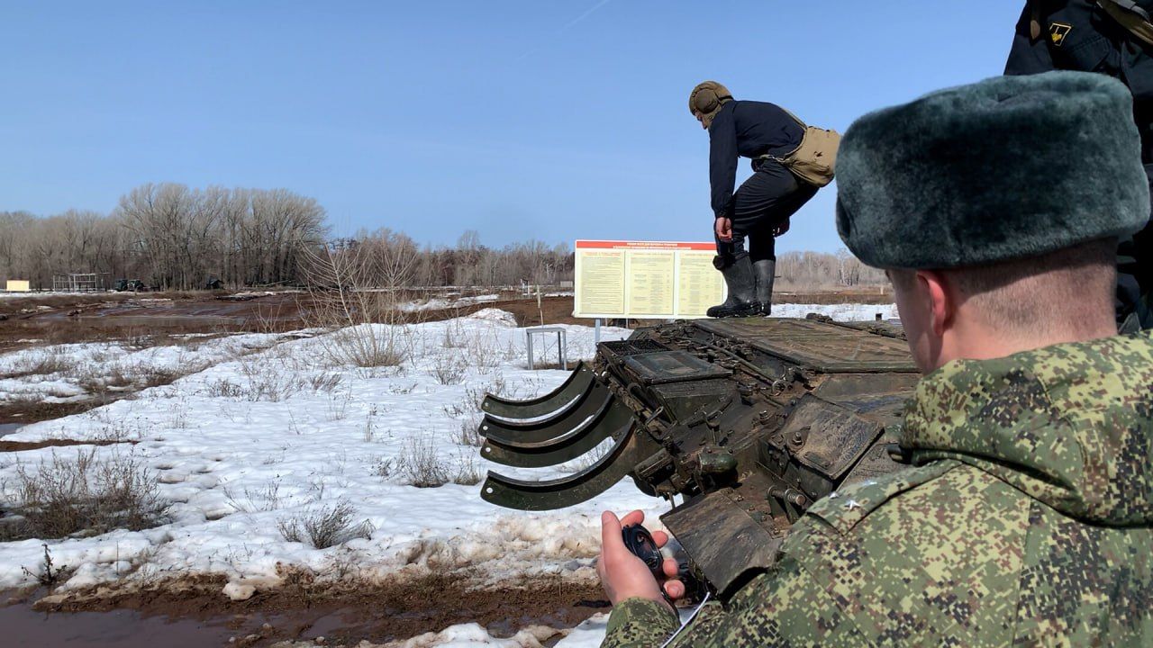 Будущие офицеры из Казани и Донецка приняли участие в боевых стрельбах на полигоне под Оренбургом