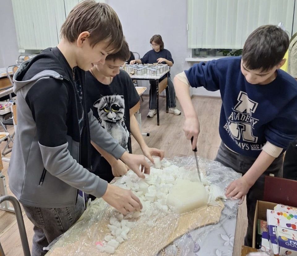 Учащиеся Болгарской школы искусств изготовили для бойцов СВО окопные свечи