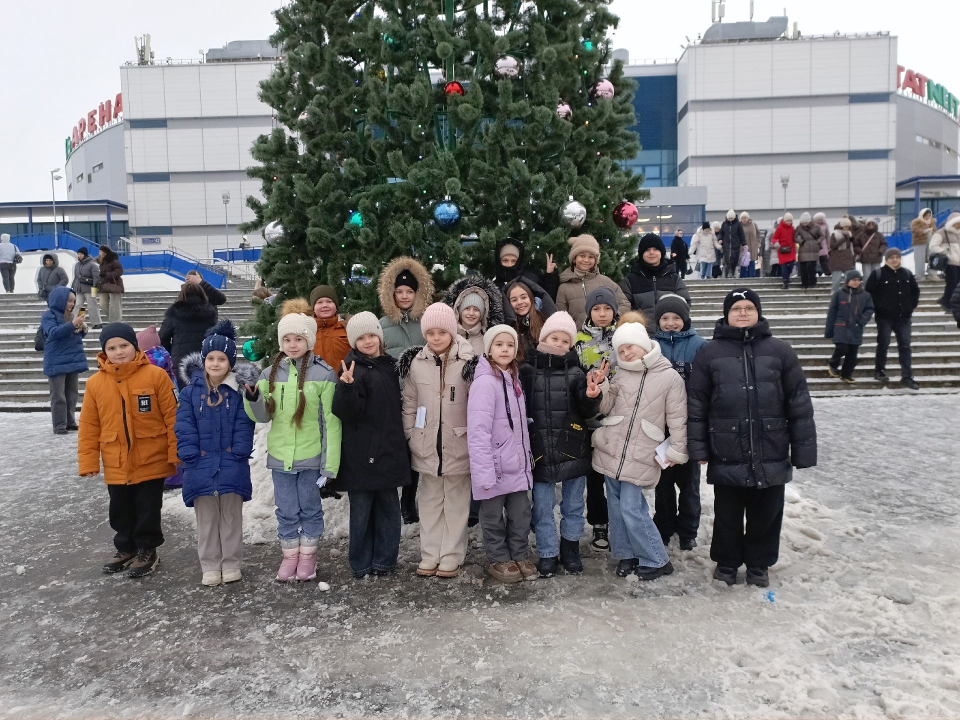 Юные вокалисты из Болгара посетили ледовый спектакль в Казани