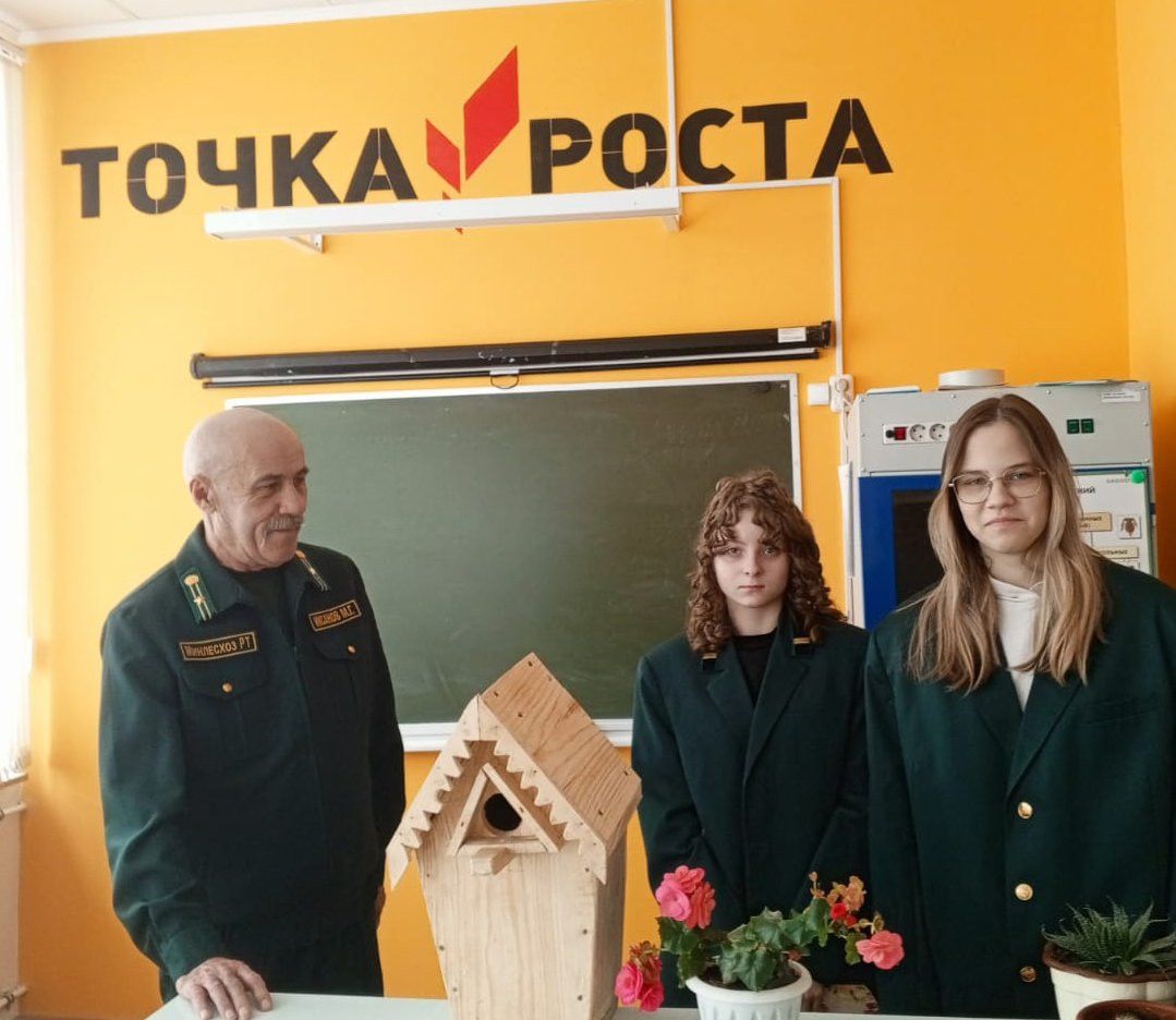 В Бураковской школе побывали специалисты Болгарского лесничества