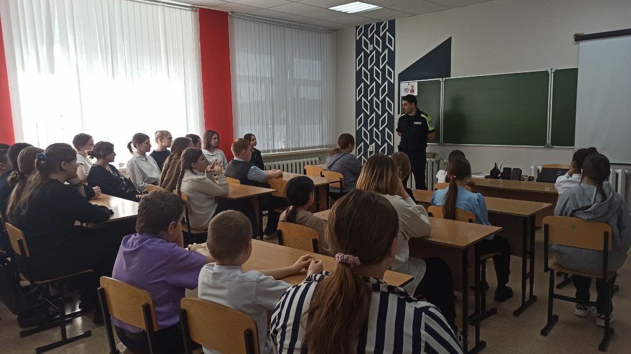Руслан Великов провел профилактическую встречу в Бураковской и Никольской школах
