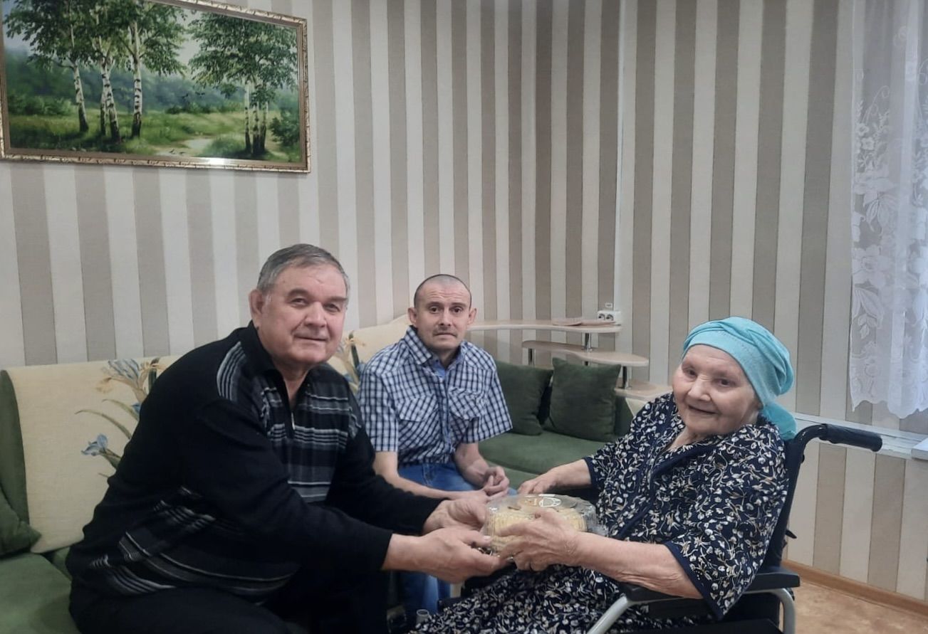 Ветеран сельского хозяйства поздравил односельчанку с праздником Ураза Байрам