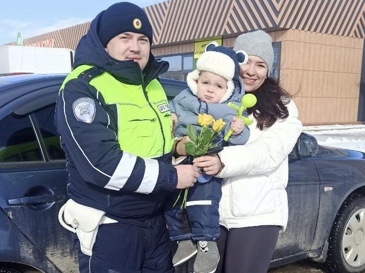 В Болгаре госавтоинспекторы поздравили автоледи с Международным женским днем