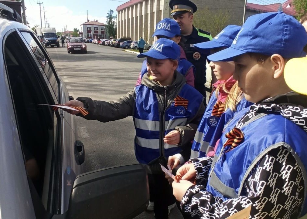 ЮИДовцы и госавтоинспекторы раздали георгиевские ленточки водителям в Болгаре