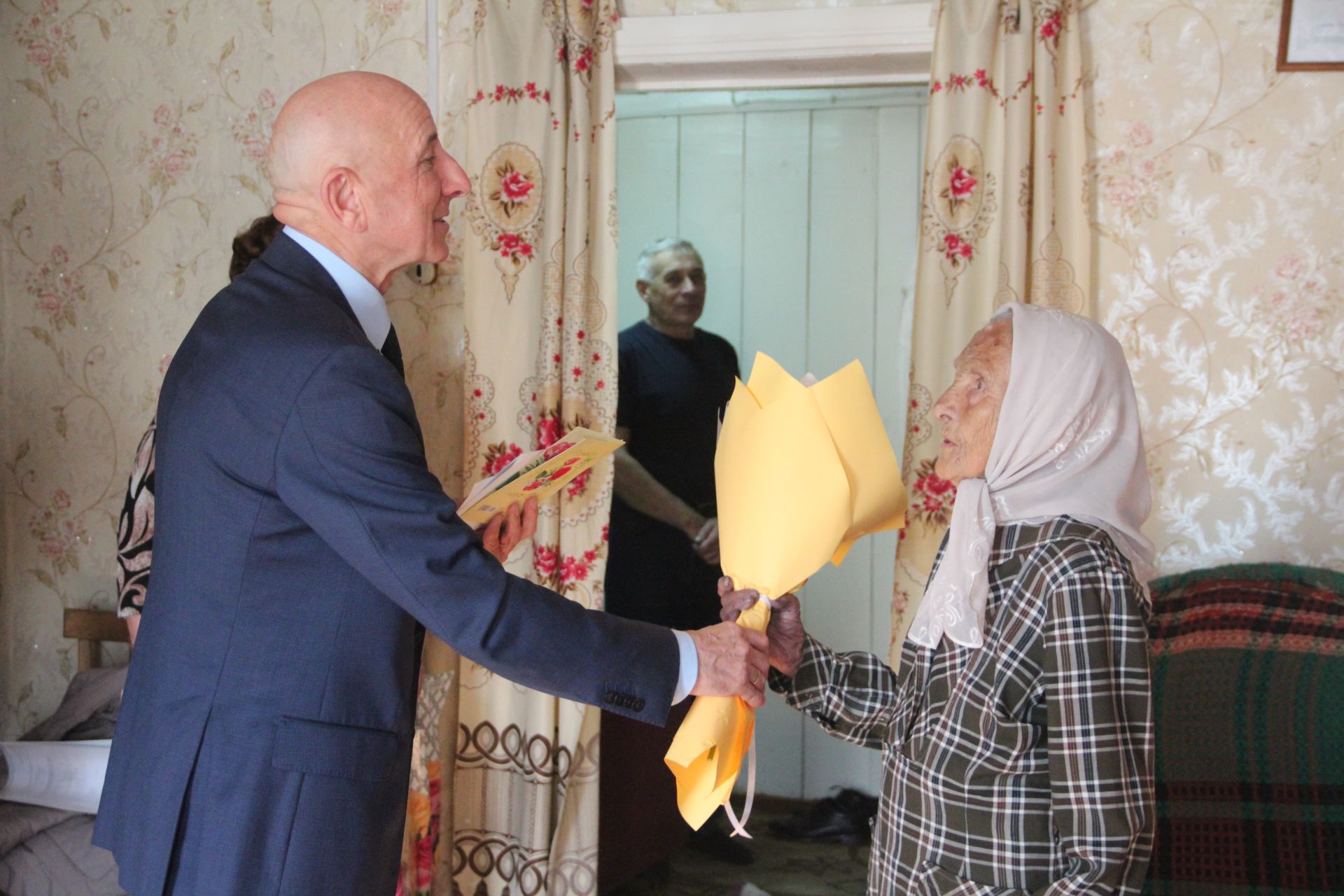 Труженицу тыла поздравили с 95-летием