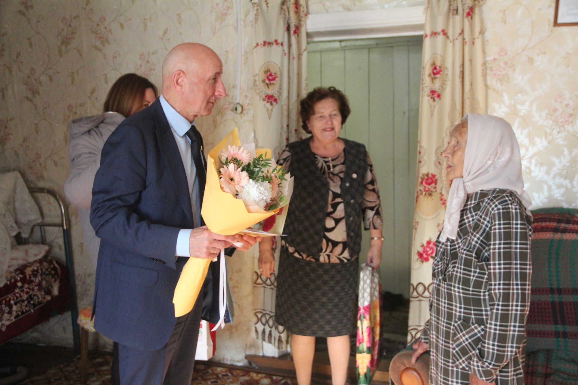 Труженицу тыла поздравили с 95-летием