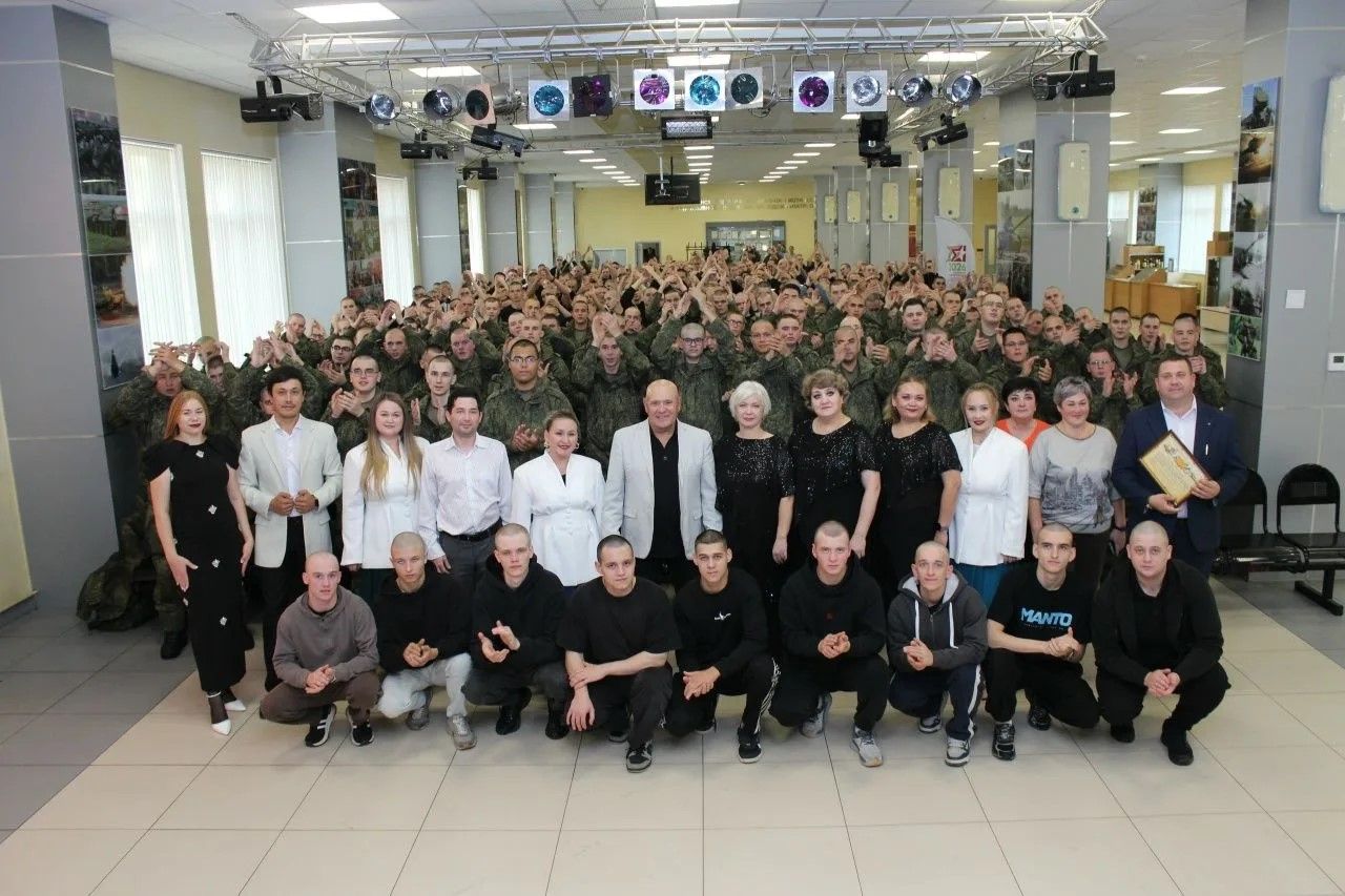 Артисты из Болгара выступили для новобранцев в Казани