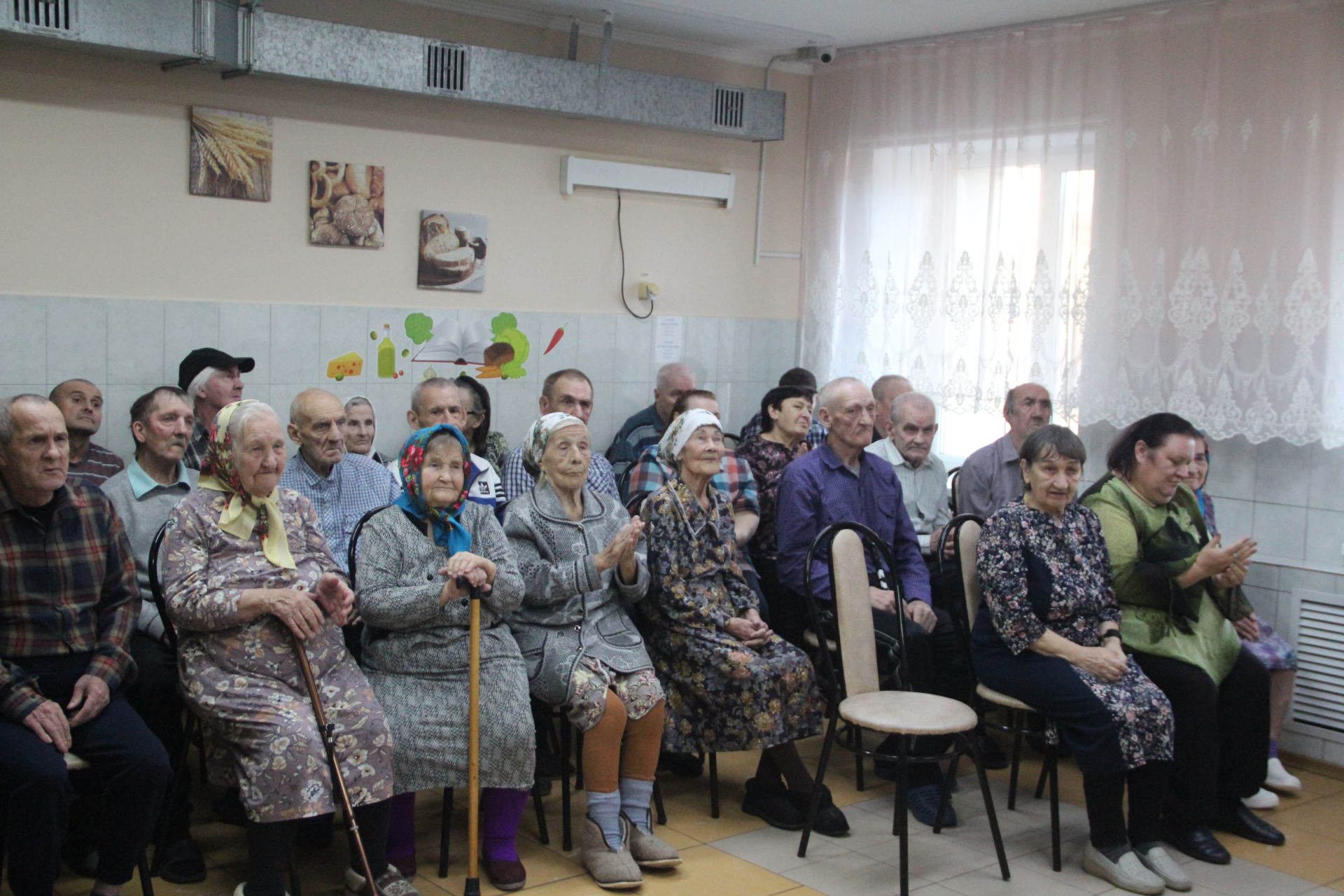 Пожилым жителям Спасского ДИПИ подарили телевизор и устроили праздник