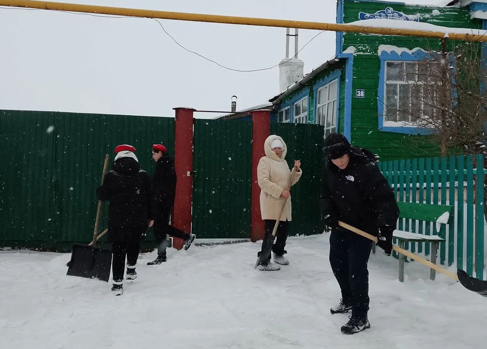 «Снежный десант» в Иске Рязап помог односельчанам справиться с последствиями снегопадов