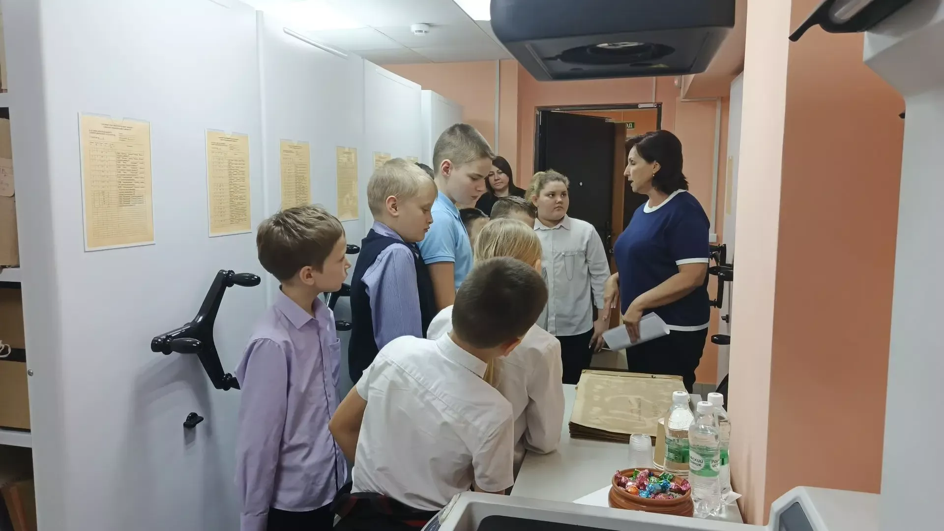 Школьники познакомились с архивным делом