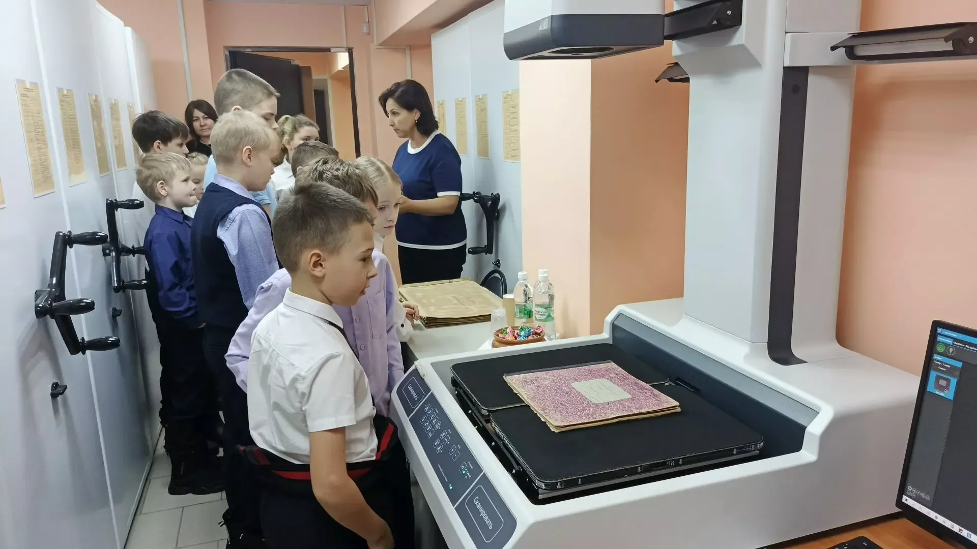Школьники познакомились с архивным делом