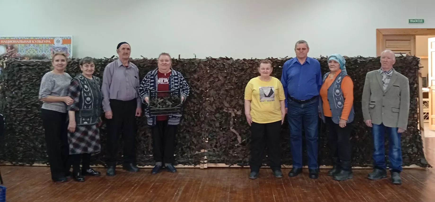 Активисты Спасского дома-интерната помогают плести маскировочные сети для бойцов СВО