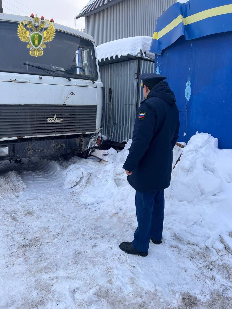 В Татарстане мужчина погиб под колесами грузовика при замене колеса