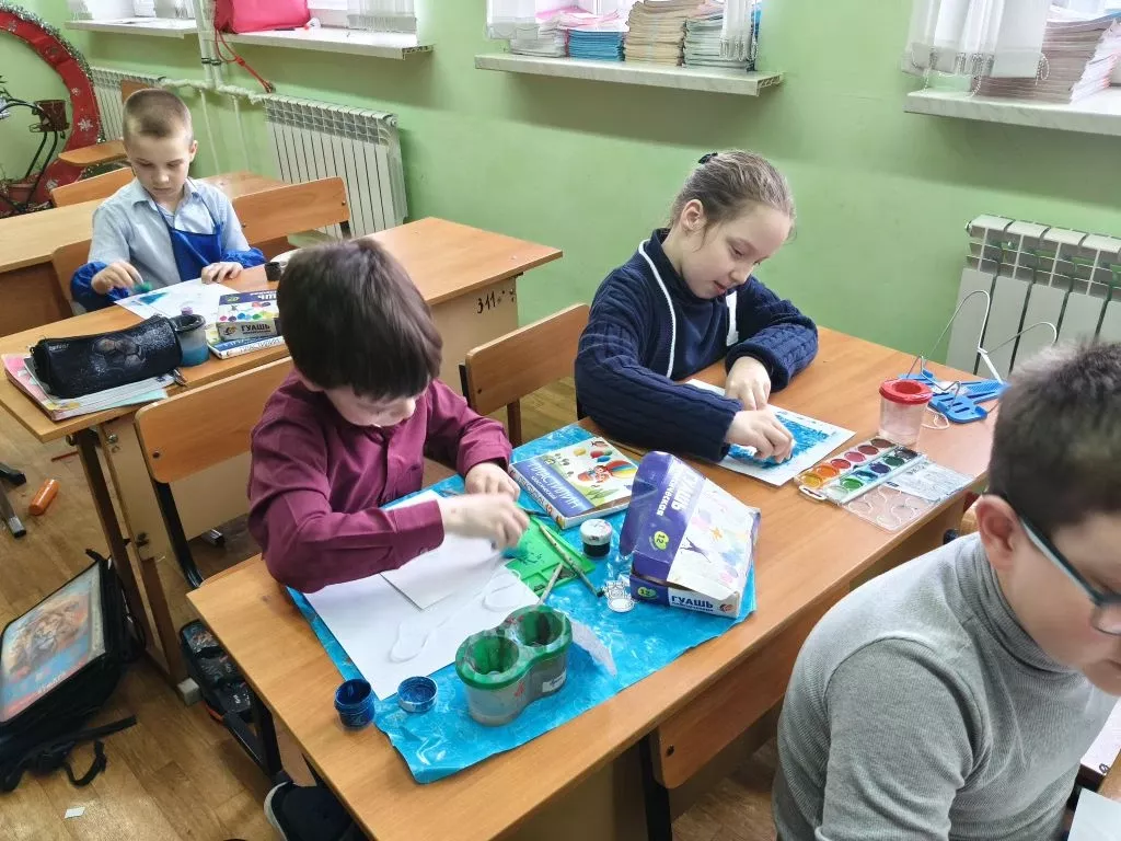 В Доме детского творчества Болгара прошёл мастер-класс «Звёздная Галактика: абстракция в космосе»