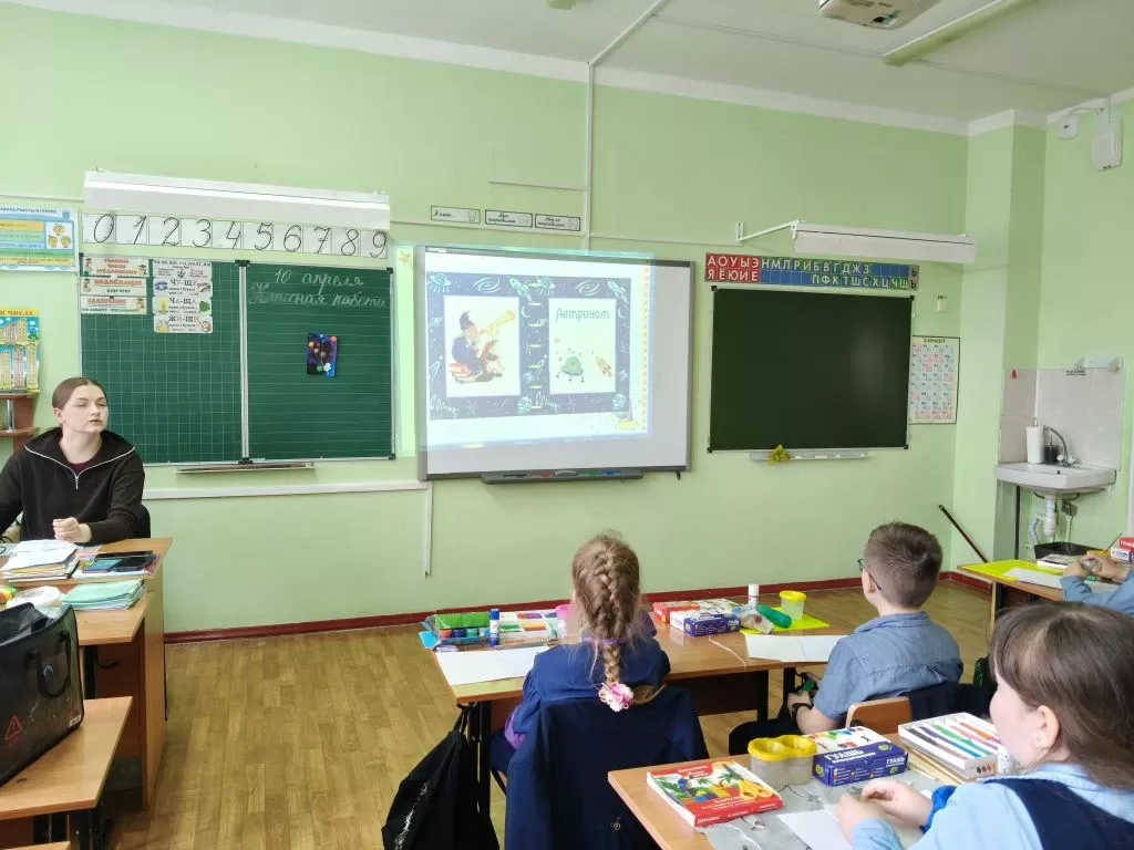 В Доме детского творчества Болгара прошёл мастер-класс «Звёздная Галактика: абстракция в космосе»