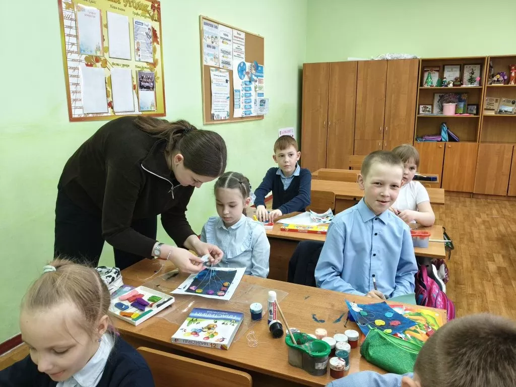 В Доме детского творчества Болгара прошёл мастер-класс «Звёздная Галактика: абстракция в космосе»