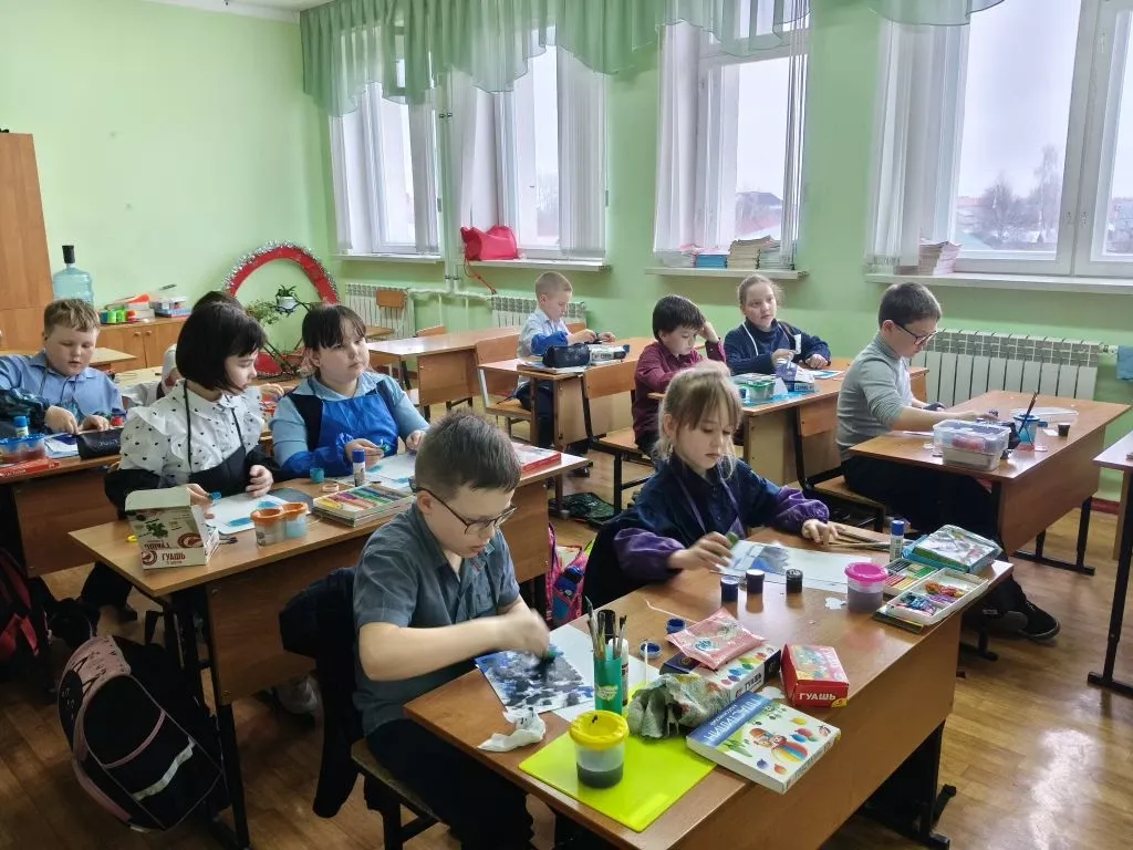 В Доме детского творчества Болгара прошёл мастер-класс «Звёздная Галактика: абстракция в космосе»