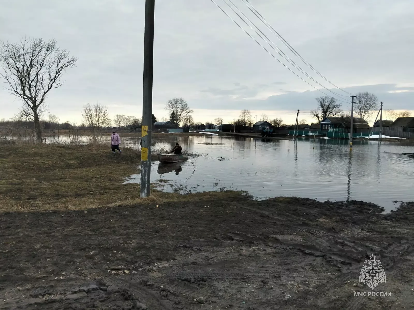 В Татарстане талые воды подтопили дороги и огороды