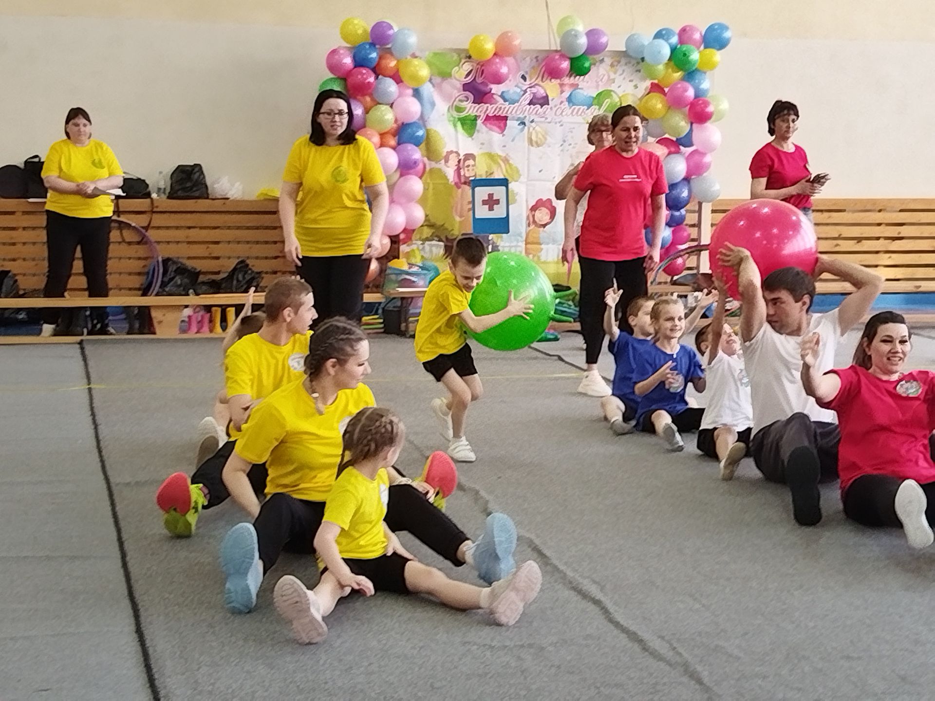 В Болгаре прошёл спортивный праздник для дошкольников «Папа, мама, я – здоровая семья»