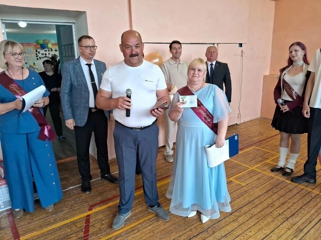 Педагоги и школьники Полянской школы получили знаки ГТО на последнем звонке