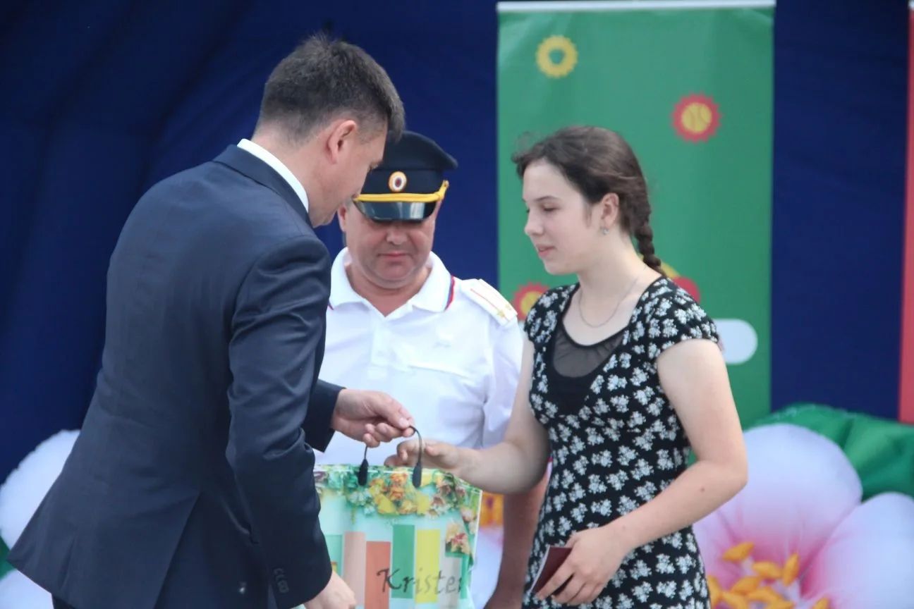 В День России восьми школьникам Спасского района вручили паспорта